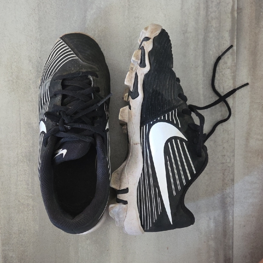 Nike Kids Black and White Softball Cleats Size 3.5Y